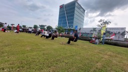 Semarak Agustusan, Karyawan JIIPE dan Perusahaan Kawasan Ikuti Lomba Tarik Tambang Hingga Mobile Legend