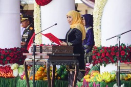 Ribuan Masyarakat Jatim Antusias Ikuti Upacara HUT ke-80 RI Bersama Gubernur Khofifah di Grahadi