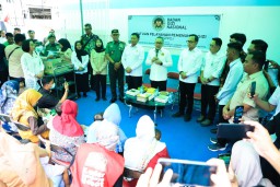 Sekda Jatim Dampingi Menko Pangan Tinjau SPPG Wonocolo, Pastikan Kualitas Makanan Terjamin dan Layak Konsumsi