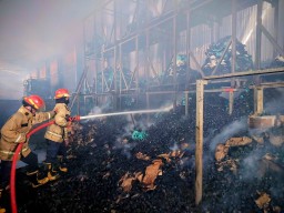 Pabrik Arang di Wringinanom Gresik Gosong Setelah 10 Jam Terbakar 