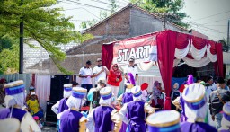 Anggota DPRD Gresik Dimas Setio Wicaksono Lepas Ribuan Peserta Karnaval di Kebomas, Begini Pesannya