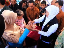 Gubernur Khofifah Pantau Pelaksanaan Pasar Murah di Sumenep