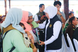 Gubernur Khofifah Salurkan Rp 5,7 Miliar Bansos dan Zakat Produktif Di Kabupaten Blitar