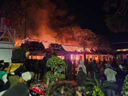 BREAKING NEWS : Gedung Grahadi Dibakar Massa
