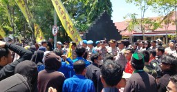 Aksi Demo Mahasiswa di Sampang Berakhir Ricuh, Kapolres Tolak Tanda Tangani Tuntutan