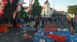 Demo di Depan Mapolrestabes Surabaya Ricuh, Massa Rusak Fasilitasi Umum