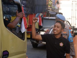 Peringati HUT ke-80 RI, Karang Taruna Kecamatan Sukodadi Lamongan Bagikan 80 Bendera Merah Putih ke Pengguna Jalan