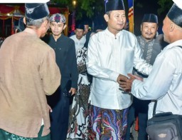 Bupati YES Ajak Warga Jaga Persatuan di Harlah ke-143 Desa Tlanak di Lamongan