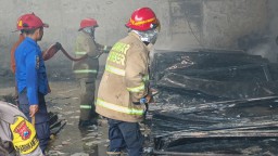 Berangkat Jumatan, Jamaah Panik ada Gudang Mebel Kebakaran di Jember