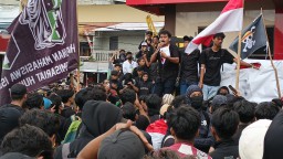 Ratusan Mahasiswa Jember Demo Tuntut Copot Kapolri