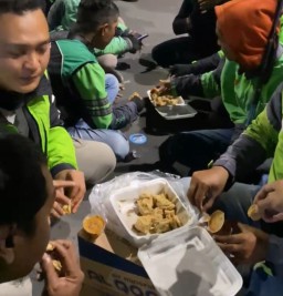 Pedagang Tahu Walik di Jember Bagikan Dagangan Gratis untuk Dukung Aksi Solidaritas Ojol