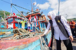 Gubernur Khofifah Serahkan Bantuan Khusus Bagi Nelayan Pacitan, Optimis Tingkatkan Kesejahteraan Nelayan Jatim