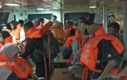 KMP Gili Iyang Terbakar saat Menuju Pulau Bawean, 220 Penumpang Dievakuasi