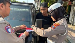 Satlantas Sumenep Bagikan Bendera Merah Putih dan Edukasi Keselamatan Berkendara