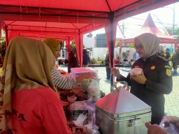 Berdayakan UMKM, Kejari Sampang Gelar Pasar Murah