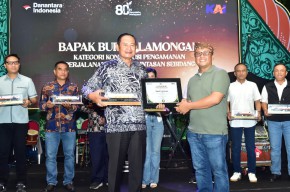 Komitmen Jaga Keselamatan, Pemkab Lamongan Terima Penghargaan dari PT KAI