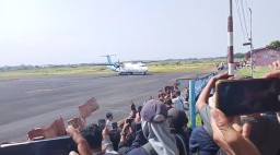 Akhirnya Pesawat Fly Jaya Rute Jember - Jakarta Mendarat di Bandara Notohadinegoro Jember