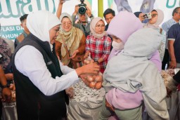 Gubernur Khofifah Gelar Pasar Murah di Gresik, Warga Antusias Belanja Kebutuhan Pokok dengan Harga Terjangkau