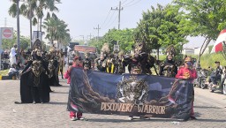Warga Gresik Meriahkan Karnaval HUT RI dengan Kostum Daur Ulang