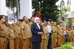 Gubernur Khofifah Serahkan Bantuan ASN Terdampak Kebakaran, Ingatkan Bijak Berucap di Era Digital