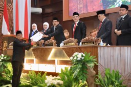 Gubernur Khofifah dan DPRD Jatim Sepakati P-APBD 2025, Fokus pada Pendidikan, Kesehatan, dan Pengentasan Kemiskinan