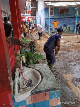 Banjir Lumpur di Jember Ganggu Aktivitas Warga dan Sekolah, Akses Jalan Desa Terputus