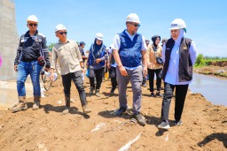 Khofifah Tinjau Spillway Sungai Tanggul, Pastikan 1.046 Ha Sawah di Jember Terairi Kembali