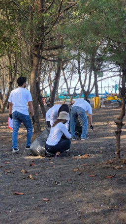 MPM Honda Jatim Tebar Kepedulian, Ajak Karyawan dan Konsumen Bersihkan Pantai di Banyuwangi