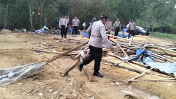 Polisi Bakar Arena Judi Sabung Ayam di Kedungdung Sampang