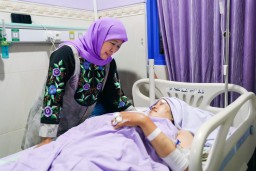 Gubernur Khofifah Besuk Korban Kecelakaan Bus di Jember, Serahkan Santunan dan Doa Kesembuhan