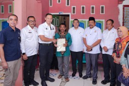 Bersama Menko AHY Serahkan Sertipikat Tanah di Bengkulu, Wamen ATR/BPN Ossy Dermawan Apresiasi Dukungan Pemerintah Daerah