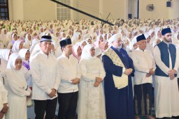 Peringatan Maulid Nabi di Surabaya, Gubernur Khofifah Ingatkan Pentingnya Akhlak di Era Digital