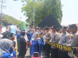 Lamban Tangani Kasus Pencabulan, Aliansi Perempuan Demo Mapolres Sampang