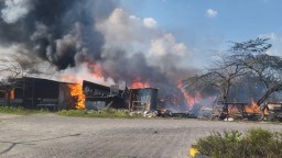 Bedeng Proyek di Perumahan Permata Suci Gresik Terbakar, Damkar Kerahkan 6 Unit Kendaraan