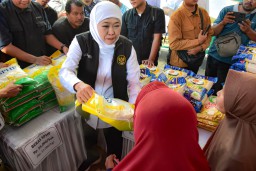Gencarkan Stabilitas Harga, Khofifah Gelar Pasar Murah ke-115 di Situbondo Libatkan IKM