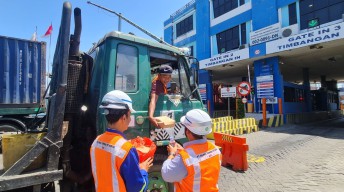 Pelindo Berbagi, TPK Teluk Lamong Bagikan Makanan Sehat ke Driver dan TKBM