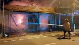 Toko Pakaian dan Rumah di Gresik Kebakaran Dini Hari, Dua Jam  Api Baru Padam