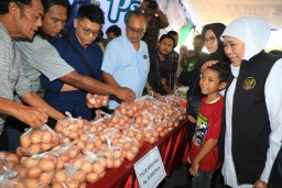 Gubernur Khofifah Kunjungi Pasar Murah Wonocolo