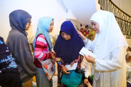 Gubernur Khofifah Serahkan Santunan Korban Rumah Terbakar di Jemur Wonosari Surabaya