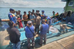 Tim Gabungan Evakuasi 11 ABK KMN Mina Baruna 1 Diduga Korban Eksploitasi Kerja di Perairan Banyuwangi