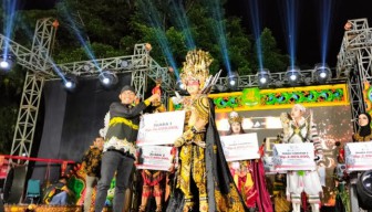 MEC 2025 Sumenep Angkat Tema Topeng, Ribuan Warga Padati Labang Mesem