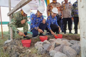 Target Tumbuhkan Ekonomi Kerakyatan, Bupati Lamongan Letakkan Batu Pertama Pembangunan KDMP