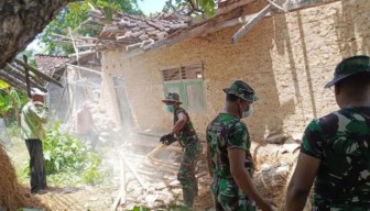 Hari Kelima, Kodim 0827 Sumenep Terjunkan 40 Prajurit ke Pulau Sepudi Bantu Korban Gempa