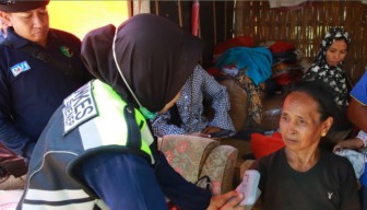 Polisi dan Tim Gabungan Layani Korban Gempa Sapudi dengan Pemeriksaan Kesehatan Gratis