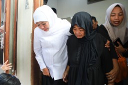 Takziah dan Iringi Pemakaman Atlet Muda Naufal Takdir Al Bari di Gresik, Gubernur Khofifah: Dunia Olahraga Jatim dan Indonesia Kehilangan Putra Terbaiknya