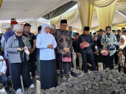 Jenazah Atlet Gimnastik Nasional Naufal Takdir Al Bari Tiba di Gresik, Suasana Haru Meliputi Proses Pemakaman