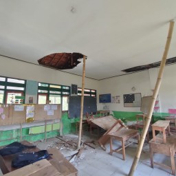 Ironis! Atap SDN Bunten Barat 3 Sampang Roboh, Kepsek: Beruntung Siswa Sedang Senam Pagi