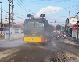 Polisi Turun Tangan Semprot Jalan Berdebu Imbas Proyek Pelebaran Jalan di Gresik