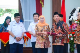 Gubernur Khofifah Beri Penghargaan 604 Pendonor Darah Sukarela 75 Kali, Dorong Pelajar Jatim Aktif Donor Lewat PMR