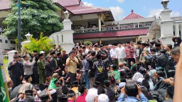 Dipicu Tayangan Kontroversial, Ratusan Santri dan Pengasuh Ponpes Jember Turun Jalan Serukan Boikot Trans7